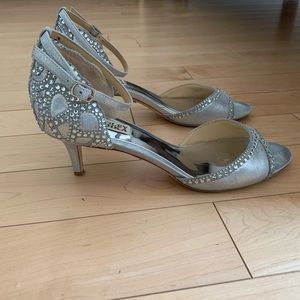 Badgley Mischka Evening Shoe, Silver, size 8.5